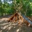 Hundeleiter mit Holzrahmen und Klettergriffen für Hunde im Outdoor-Bereich.