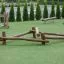 Naturbalancer Holz Balanciergerät für Spielplatz mit mehreren Balken auf Rasen