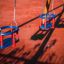 Holzbabyschaukel rote und blaue Babyschaukel auf Spielplatz mit rotem Boden