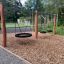 Schaukelrahmen aus Robinienholz 2+Nest-Sitz mit drei schwarzen Nestschaukeln auf Naturholzspielplatz