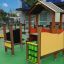 Omega Barrierefreie Spielplatz mit Holzstruktur, Spielhaus und Tic-Tac-Toe-Spiel für Kinder.