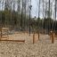 Kletternetz klein am kinderspielplatz aus holz und seilen.