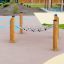 Kletternetz II Spielgerät mit Holzpfosten und Netz auf modernem Spielplatz.