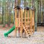 Knirps II Spielturm mit Rutsche im Waldspielplatz aus Holz und grünfarbener Rutsche