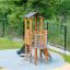 Holzspielturm Pixie Spielturm mit Rutsche im Garten auf weichem Fallschutzboden