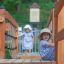 Windsor Spielanlage mit Rutschen aus Holz auf einem Spielplatz, zwei Kinder spielen darauf.