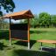Outdoor Klassenraum Mit Holzbänken, Sonnenschutz und Tafel im Parkbereich