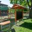 Outdoor Klassenraum Mit Holzbänken, Sonnenschutz Tafel und Pflanzkübeln im begrünten Aussenbereich e