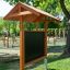 Outdoor Klassenraum Mit Holzbänken, Sonnenschutz Tafel und Pflanzkübeln mit Holztafel und überdachte