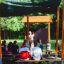Outdoor Klassenraum Mit Holzbänken, Sonnenschutz und Tafel im Freien