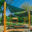 Outdoor Klassenraum Mit Holzbänken, Sonnenschutzsegel und Tafel im Spielplatz-Aussenbereich