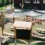 Outdoor Klassenraum Mit Holzbänken, Sonnenschutz und Tafel im Freien