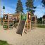 Wald - Spielturm - Klettergerüst mit Rutsche aus Holz auf Spielplatz mit Sanduntergrund