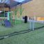 Battle Rope Trainingseil schwarz auf Spielplatz mit Klettergerüst und Reifenstapel