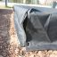 Sandkastenabdeckung 2m x 2m aus robustem, wetterfestem Material auf Spielplatz mit Holzhackschnitzel