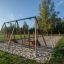 Doppelte Seilbahn mit Podesten aus Holz und Metall, installiert auf Sandfläche für Kinder zum Spiele