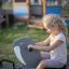 Dreifache Walross Federwippe uf em Spielplatz mit Chind druff.