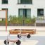Zwei Fahrrad Federwippe Spielgeräte mit Holzsitz und Metallgriffen auf einem Spielplatz.