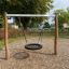 Nestschaukel Robinie (BNS 90 cm) mit Holzpfosten und Netzsitz im Spielplatz.