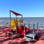 Barrierefreie Spielanlage Mars mit rutschbahn und integriertem rollstuhlzugang am strandufer