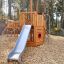 Holzspielplatz mit Rutsche und Kletterelemente, Schiff Modern Nature, robust und naturnah gestaltet.
