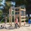 Sherwood Klettergerüst Eco Holz-Klettergerüst mit Metallgriffen auf Sandspielplatz mit spielenden Ki