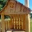 Tambora Spielhaus mit Rutsche Eco aus natürlichem Holz mit detailreichem Dach und Fenster.