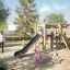 Kinderspielsplatz mit Alstad Spielkombination mit Rutsche Eco und mehreren Kindern beim Spielen.