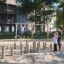 Kinders spiele uf em Ural Klettergerüst mit Kletternetz Eco im Park mit Wohnige im Hintergrund