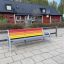 Bunte Bank mit Metallgestell und bunten Latten, Sitzgelegenheit im öffentlichen Raum