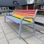Bunte farbige Bank mit Metallgestell auf einem gepflasterten Weg im Freien