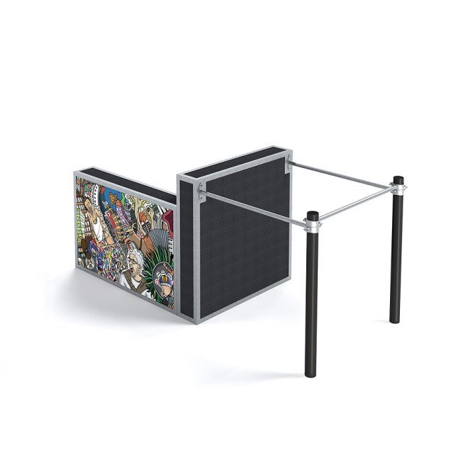 Parkourset klein I mit bunten Graffiti-Wänden und Metallstangen für Bewegungsübungen.