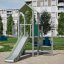 Observatorium mit Rutsche Spielplatzgerät mit Rutsche und Kletterelementen in urbaner Umgebung