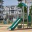 Aussichtspunkt mit Rutsche Spielplatzgerät mit grünem Dach und Folienrutsche