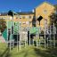 Fort mit zwei Türmen und einer Rutsche, Klettergerüst mit Leitern und Spielplattformen in Grün und G