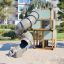 Breezekiste mit Rutsche Spielturm mit Spiralrutsche im städtischen Spielplatz