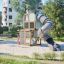 Breezekiste mit Rutsche auf modernem Spielplatz in urbanem Umfeld