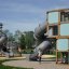 Breezekiste mit Rutsche Spielturm mit Rutschbahn und Kletterelementen auf Spielplatz