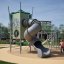 Alpha Centauri Spielturm mit Rutschbahn und Kletternetzelemente im modernen Spielplatz