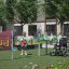 Barrierefreies pädagogisches Spielgerät mit taktilen und interaktiven Elementen im inklusiven Spielp