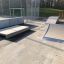 Walk Box Skateboard Rampe und Plattform aus Metall auf Betonfläche im Skatepark.