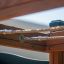 Aztek Spielanlage mit Kletterwand und Rutsche Holzdetails und Sicherungsseile der Spielanlage