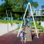 Seilbahn aus Metal im Spielplatz mit Kindern beim Spielen