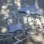 Balancier Spielplatz Netz mit grauen Trittflächen auf Kiesboden
