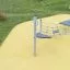 Balancier Spielplatz Netz mit zwei Trittplattformen auf gelber Fallschutzmatte im Spielplatz.