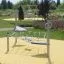 Balancier Spielplatz Netz auf Spielplatz mit grüner Umgebung und blauer Himmel.