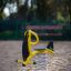 Jachtspringer Federwippe Spielgerät für Kinderspielplatz mit Feder und Sitz in Gelb und Schwarz.