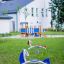 Jachtspringer Federwippe zweifarbiges, federndes Spielgerät auf Spielplatz im Grünen.