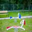 Jachtspringer Federwippe Spielgerät mit Federsitz auf grünem Spielplatz