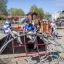 Kleiner Bergsteiger Klettergerüst mit Kindern, Klettergerüst auf Spielplatz, kinderfreundliche Klett
